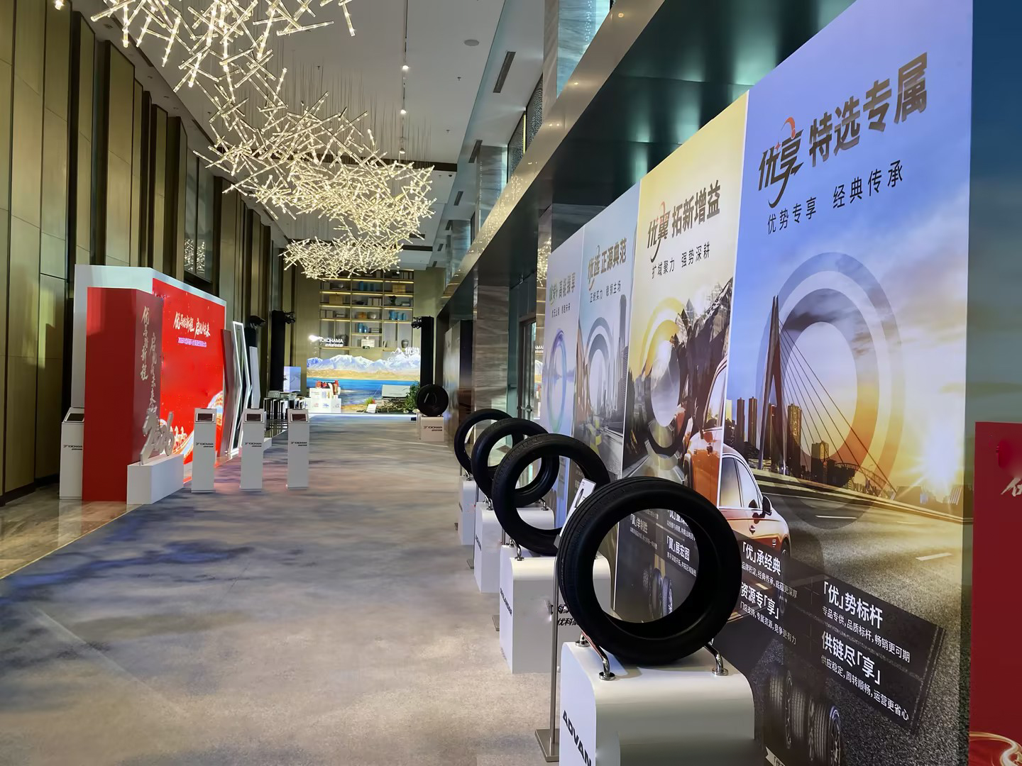上海のディーラー大会会場に設けられたタイヤ製品展示エリア