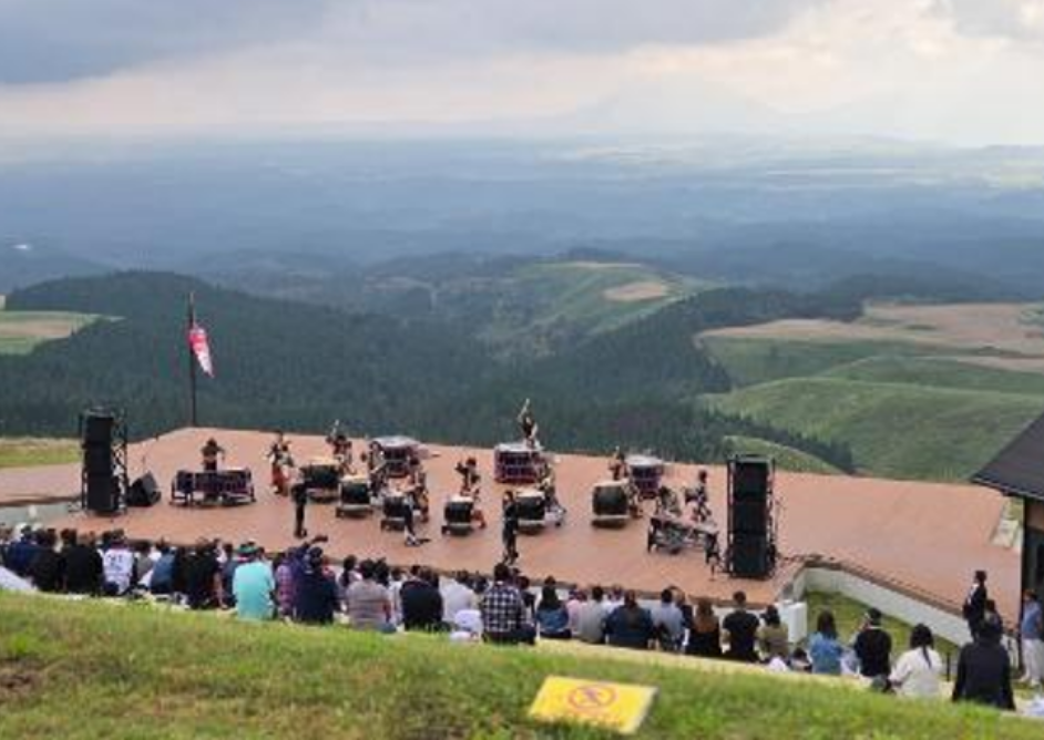 阿蘇の山々を背景に行われたDRUM TAOの和太鼓公演