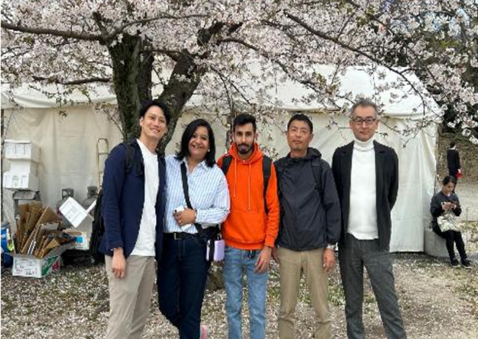 桜の木の下で記念撮影するJTB Indiaと日本側の運営スタッフ