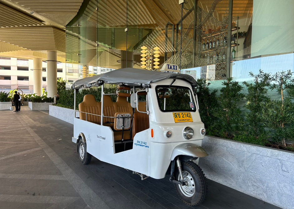 タイのホテル前に停車するトゥクトゥクと送迎エリア
