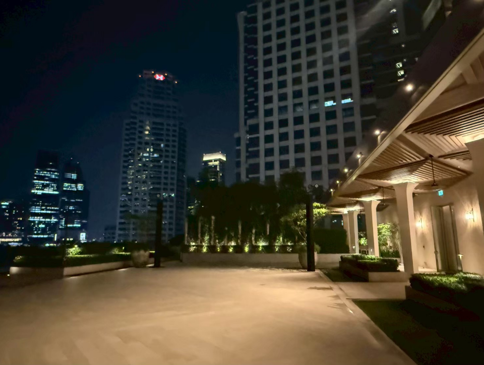 タイのセミナー会場外観と周辺の夜景
